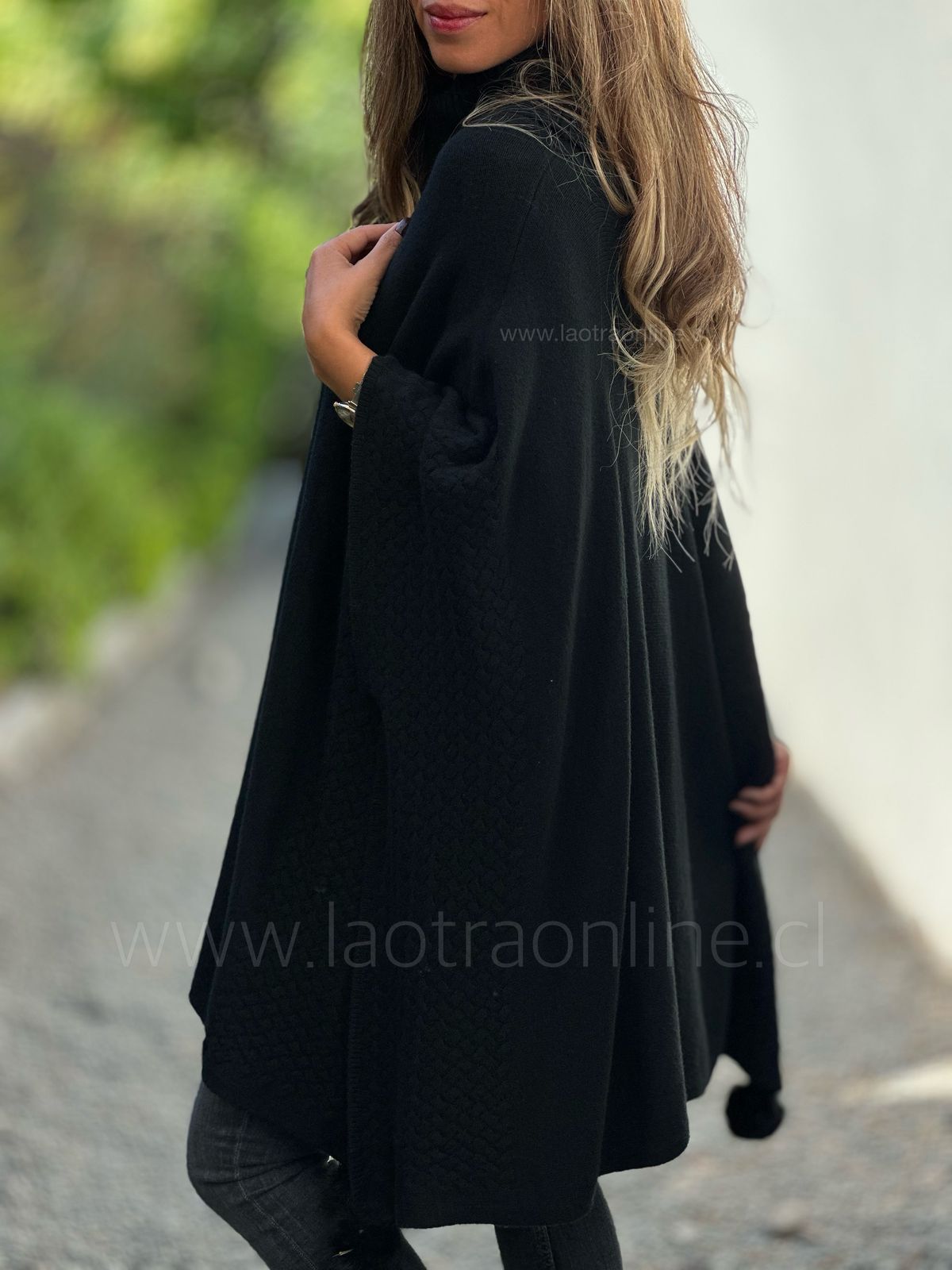 Poncho Pompón negro