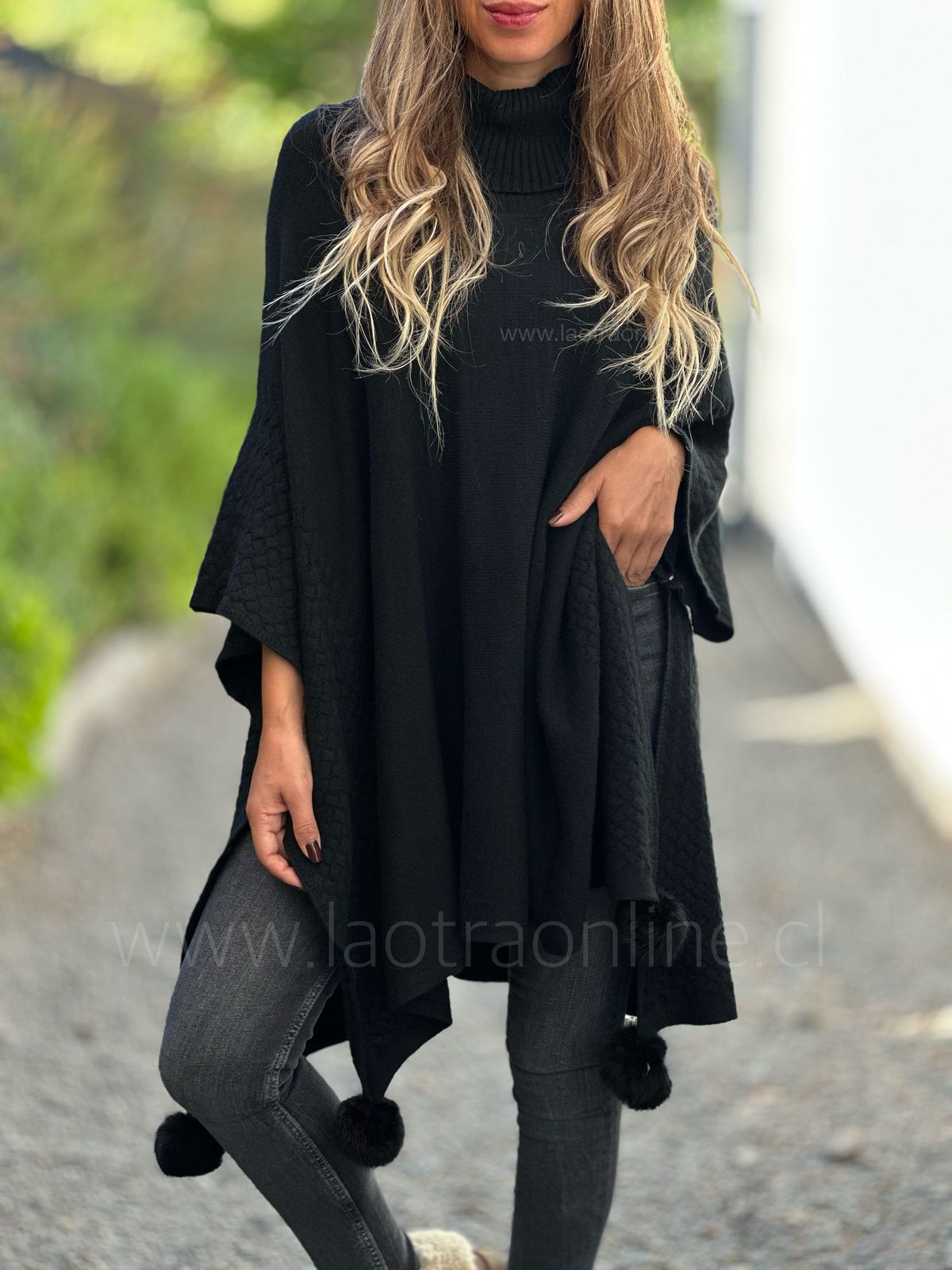 Poncho Pompón negro