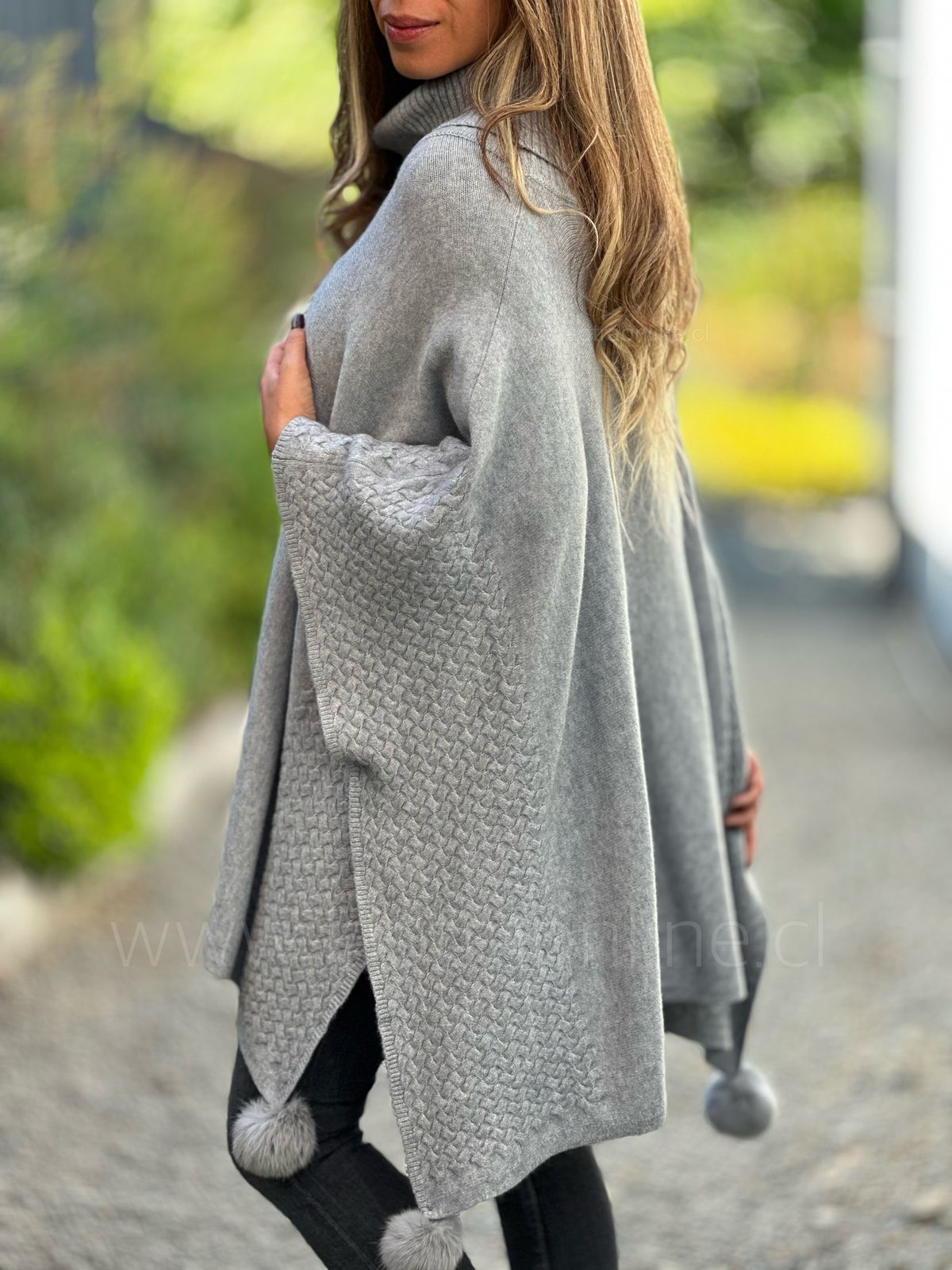 Poncho Pompón gris