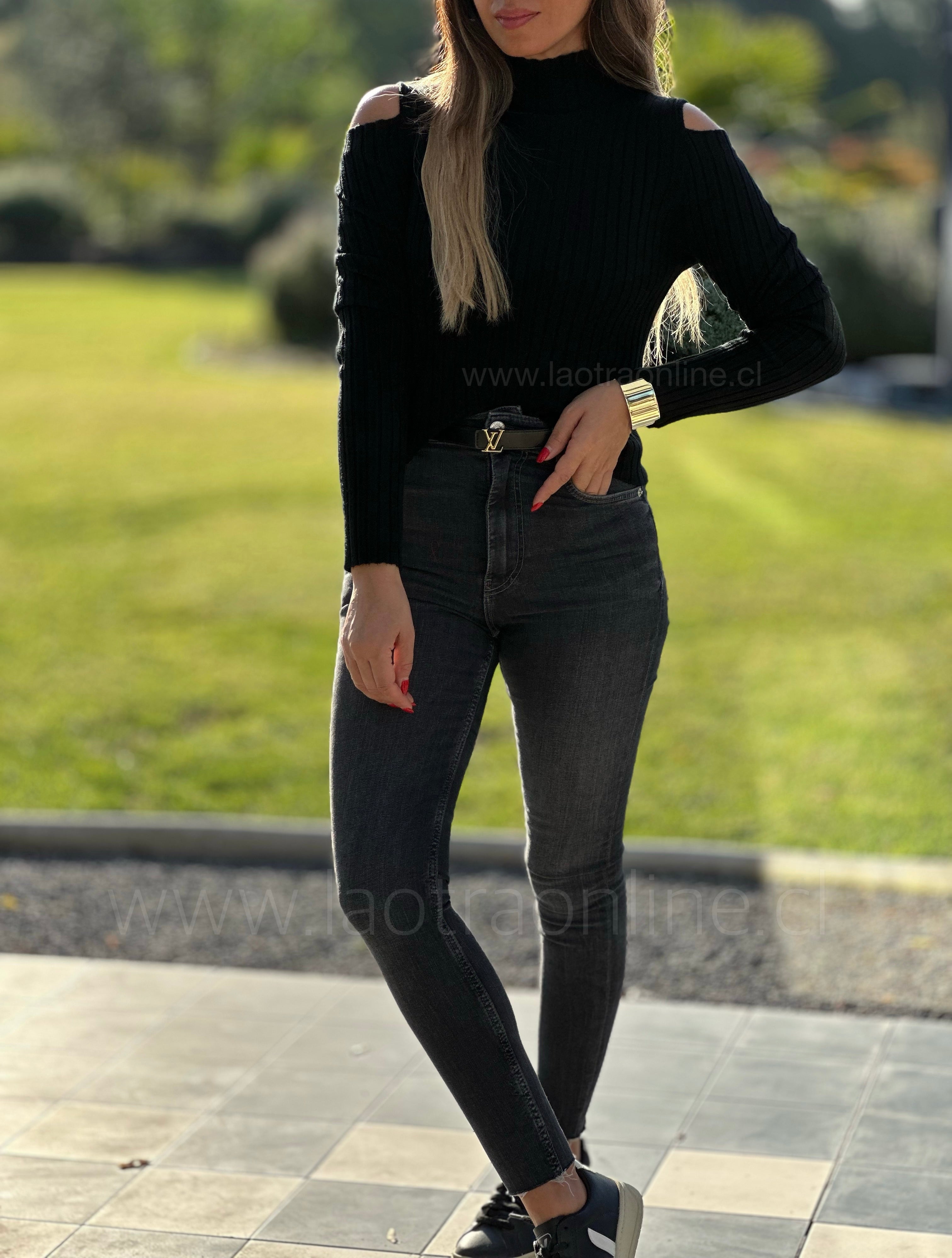 Sweater hombros coqueto negro