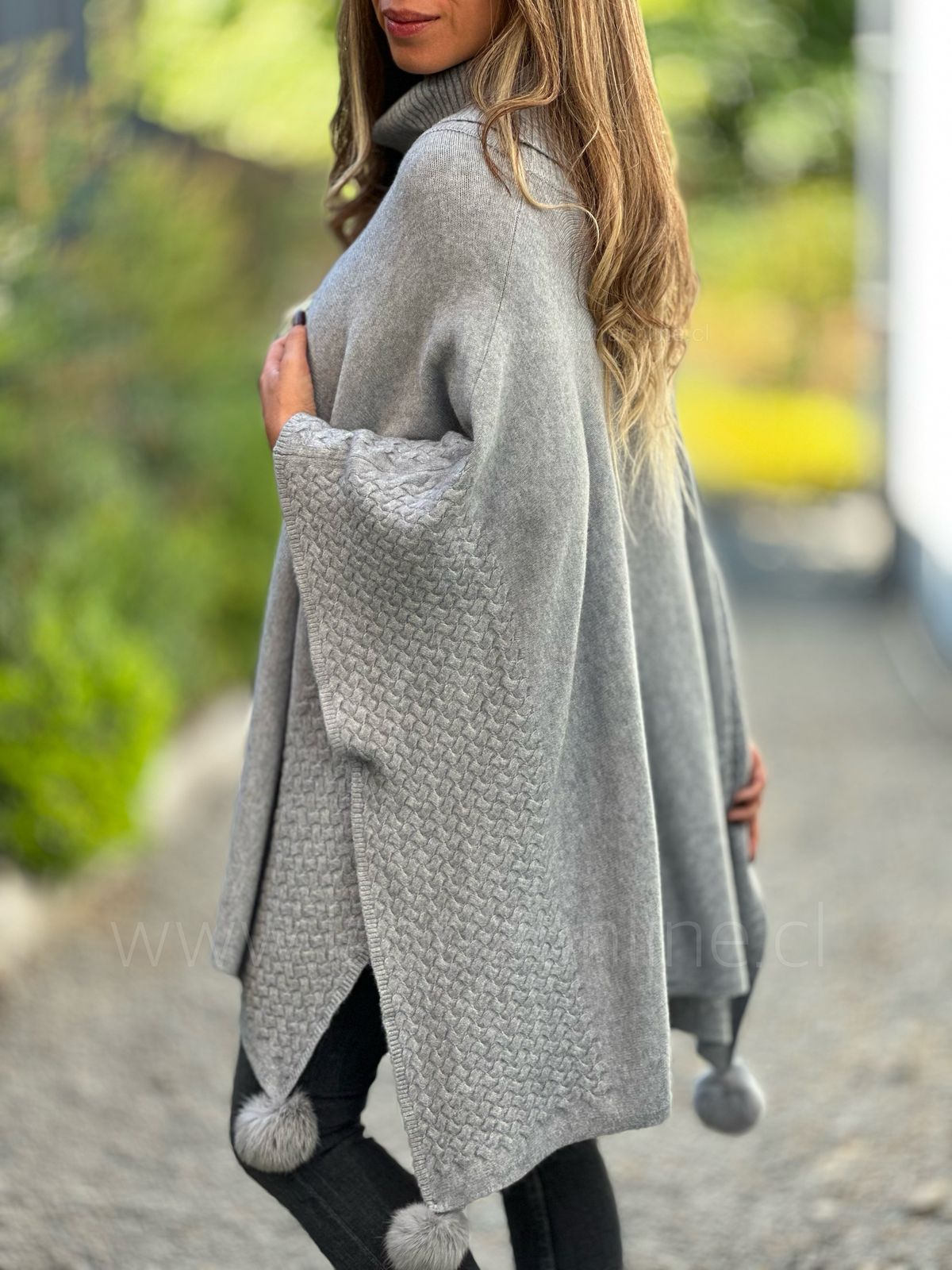 Poncho Pompón gris