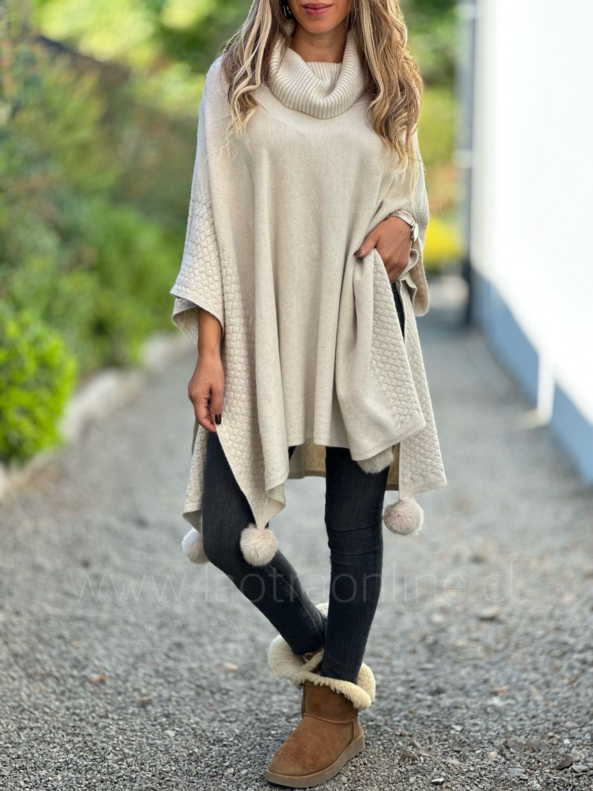 Poncho Pompón crema