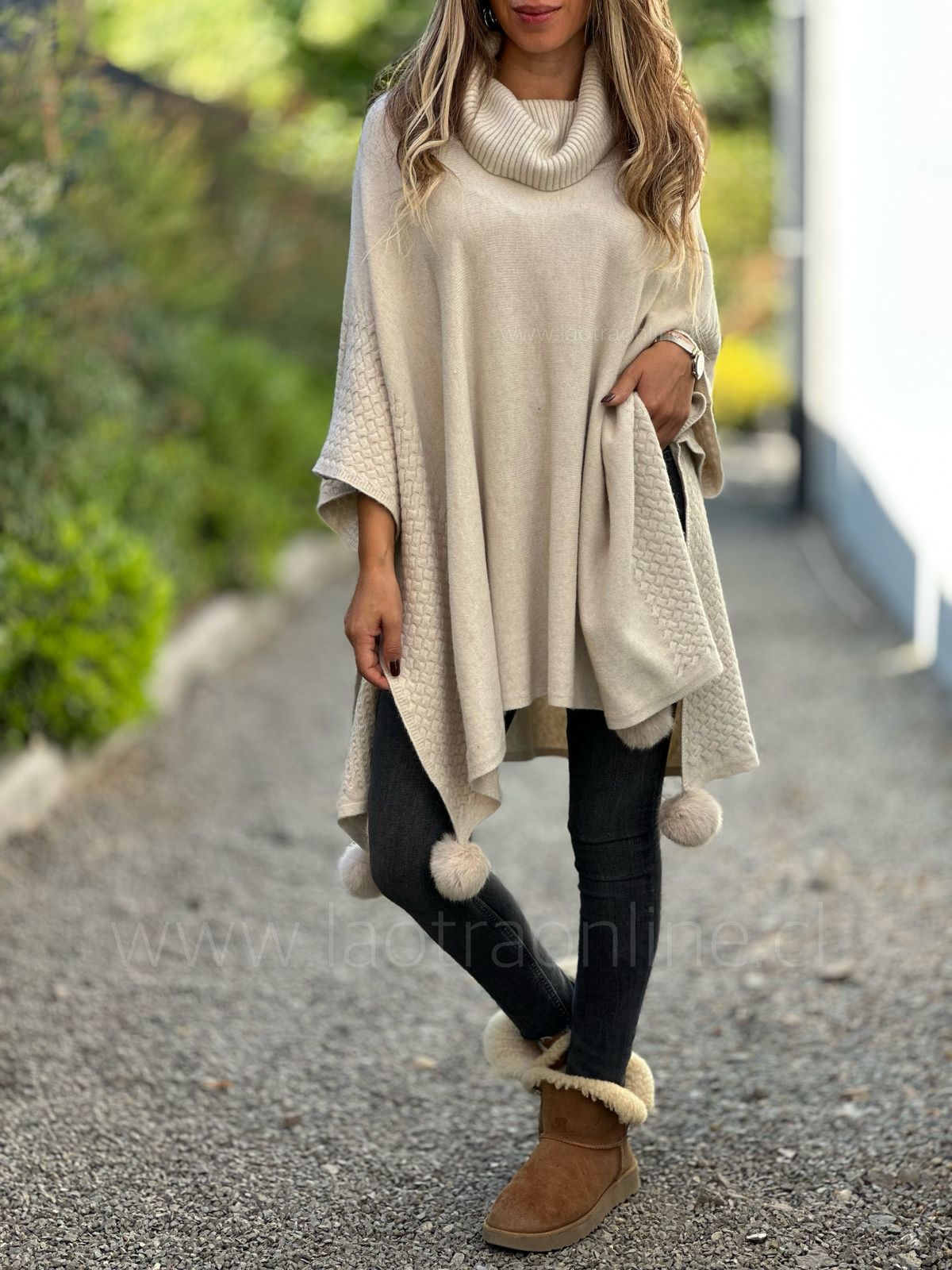 Poncho Pompón crema