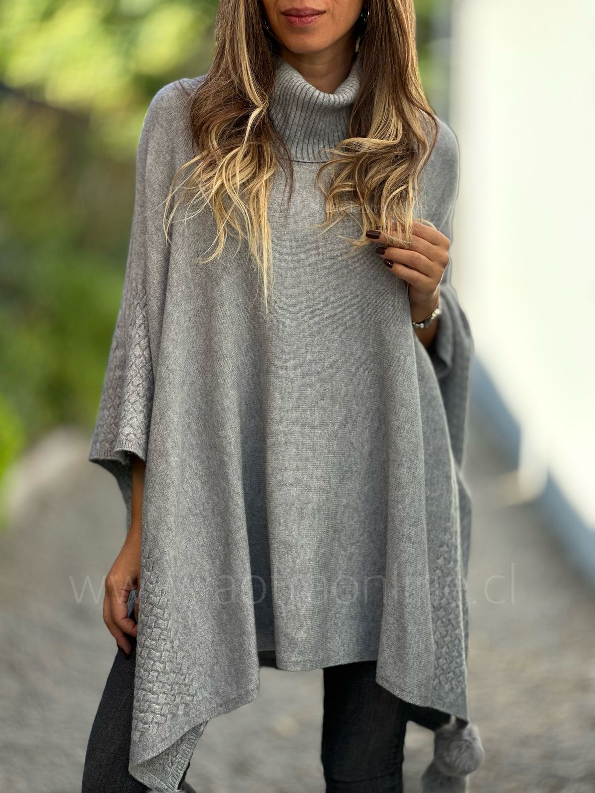 Poncho Pompón gris