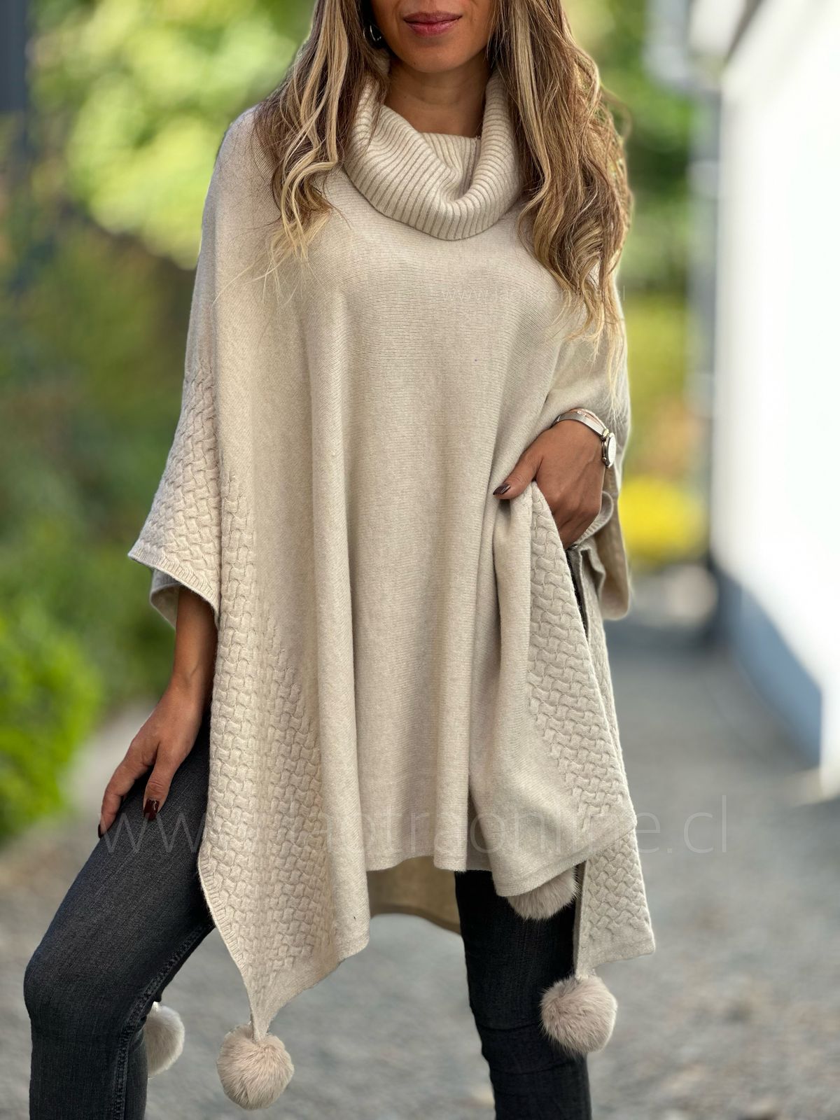 Poncho Pompón crema